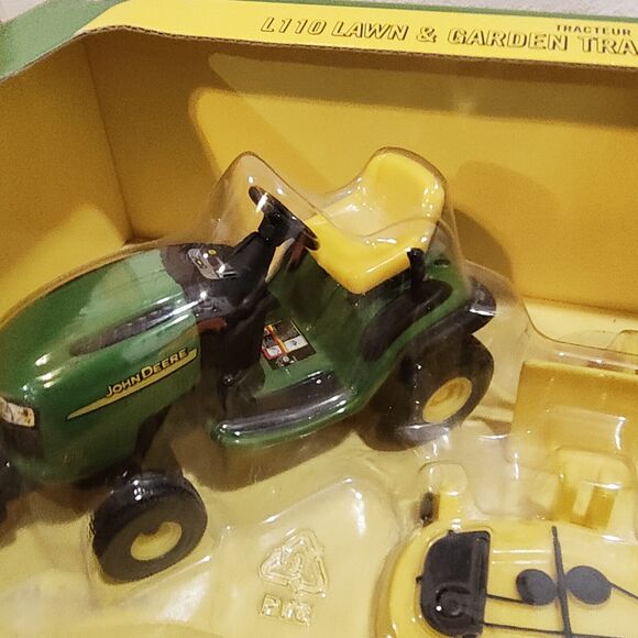 John Deere L110 Lawn & Garden Tractor 2004 ERTL 1/16 Die Cast Metal New in Box - Picture 2 of 9